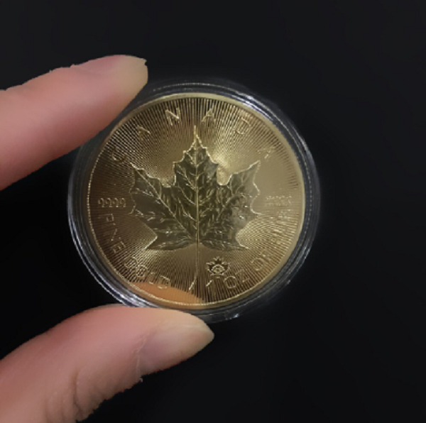 Maple Leaf 1 Oz Goudkleurig munt met capsule.