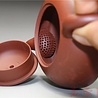 Yixing Zini Banyue tea pot (135 cc, globe screen) Yixing Zini Banyue tea pot (135 cc, globe screen)