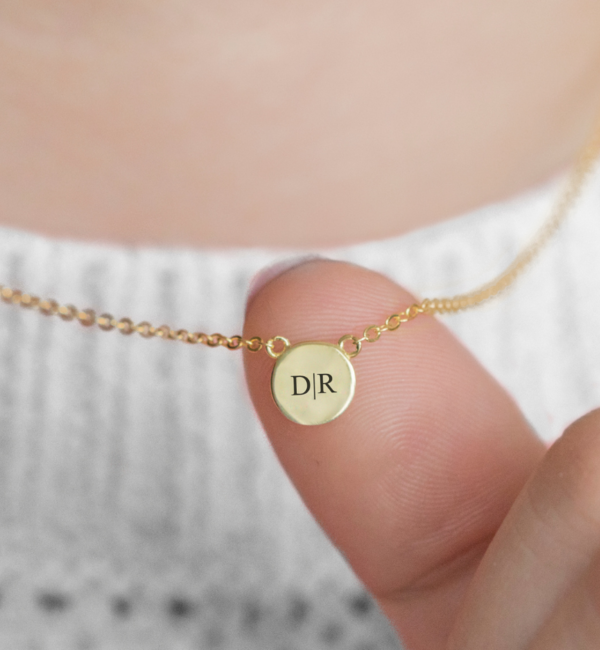 KAYA sieraden Letter necklace ‘Disc’ with initials