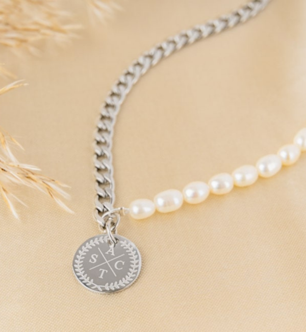 KAYA sieraden Pearl Necklace with Initials 'Olivia' | Stainless Steel