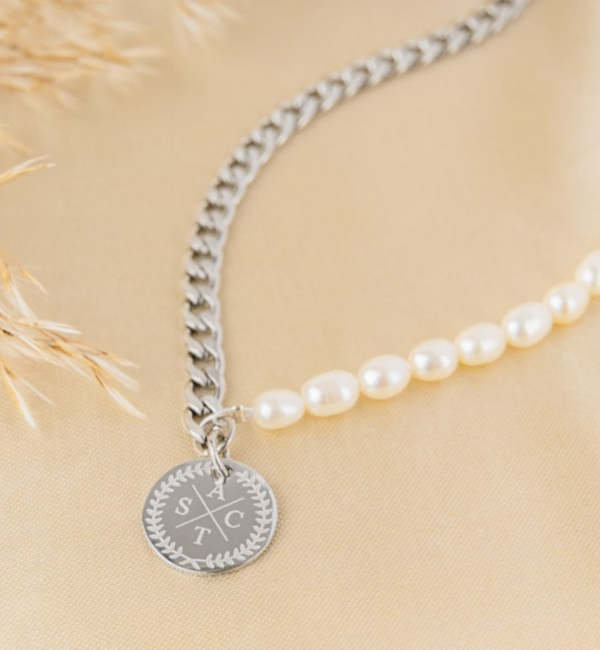 KAYA sieraden Set of Pearl Necklace and Bracelet with Initials 'Olivia' | Stainless Steel