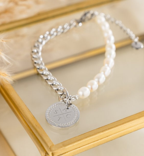 KAYA sieraden Set of Pearl Necklace and Bracelet with Initials 'Olivia' | Stainless Steel