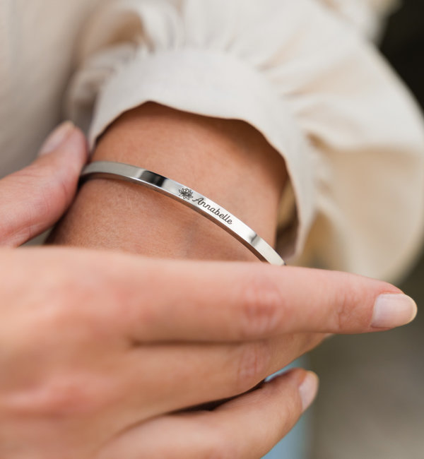 KAYA sieraden Cuff bracelet ‘Classic’ with birth flower and name