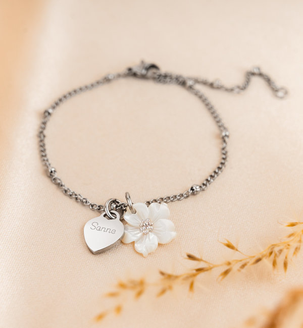 KAYA sieraden Bracelet 'Bolletjes' with Mother of Pearl Flower and Engraving | Stainless Steel