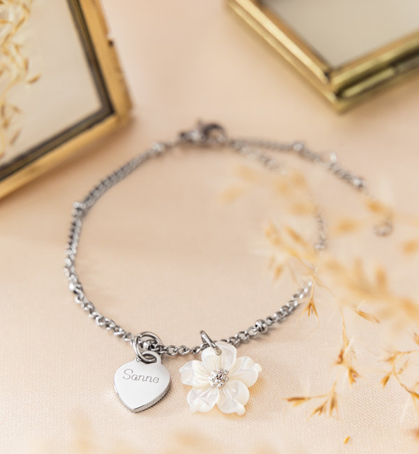 KAYA sieraden Bracelet 'Bolletjes' with Mother of Pearl Flower and Engraving | Stainless Steel