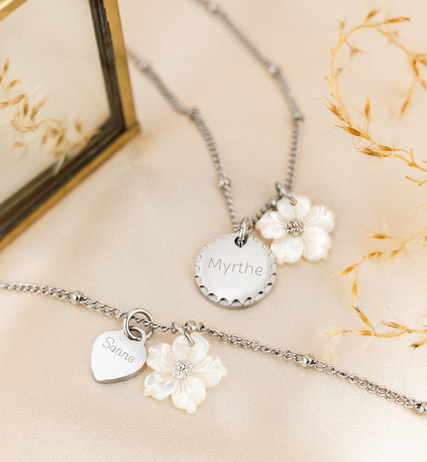 KAYA sieraden Necklace and Bracelet Set with Engraving and Mother of Pearl Flower 'Bolletjes' | Stainless Steel