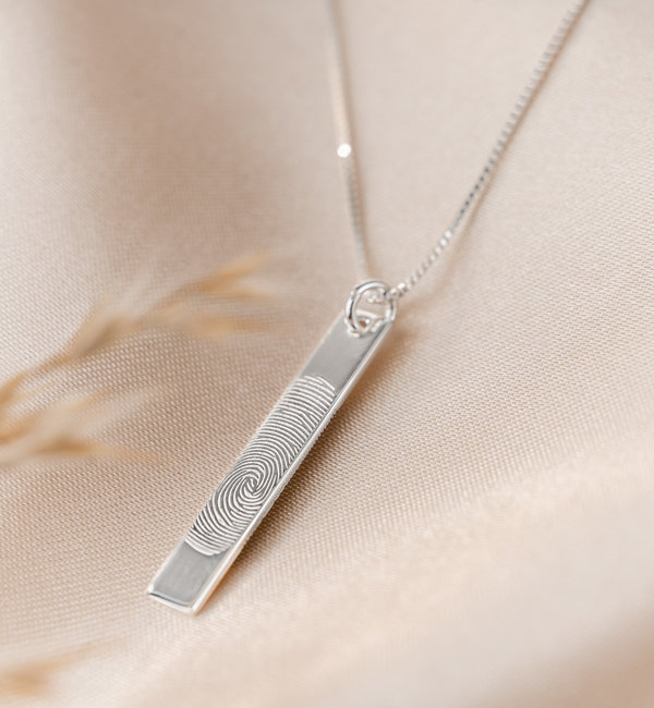 Gegraveerde sieraden Vertical Bar Necklace with Fingerprint