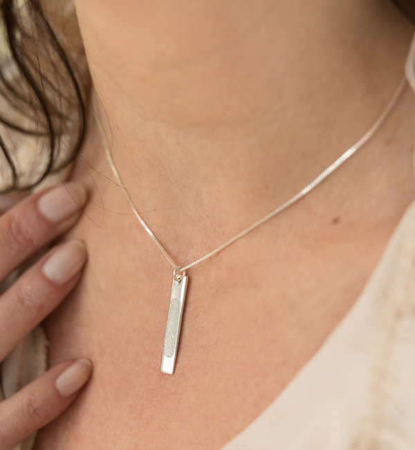 Gegraveerde sieraden Vertical Bar Necklace with Fingerprint