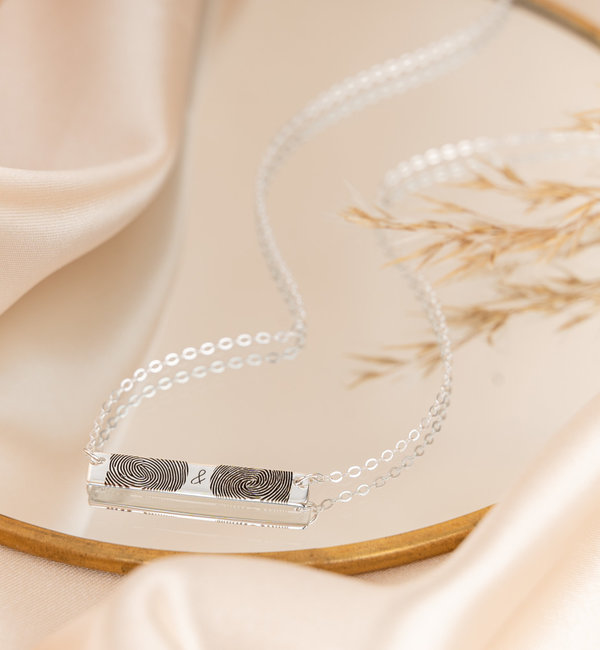Gegraveerde sieraden Horizontal bar necklace with fingerprints