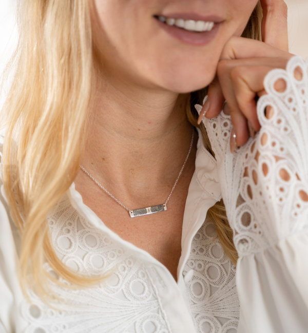 Gegraveerde sieraden Horizontal bar necklace with fingerprints