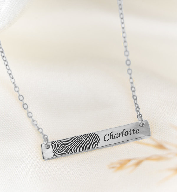 Gegraveerde sieraden Horizontal Bar Necklace with Name and Fingerprint