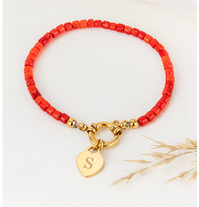 KAYA sieraden Red Coral Bracelet 'Nova Perola' with Initial | Stainless Steel