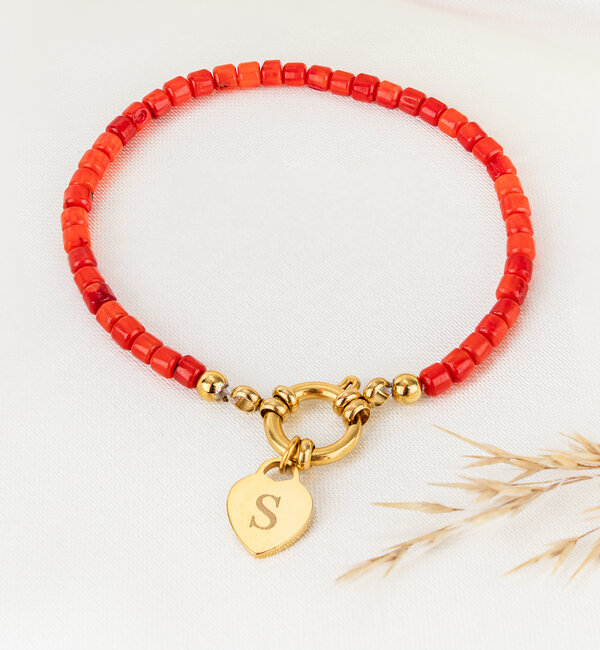 KAYA sieraden Red Coral Bracelet with Round Clasp 'Nova Perola' with Initial | Stainless Steel