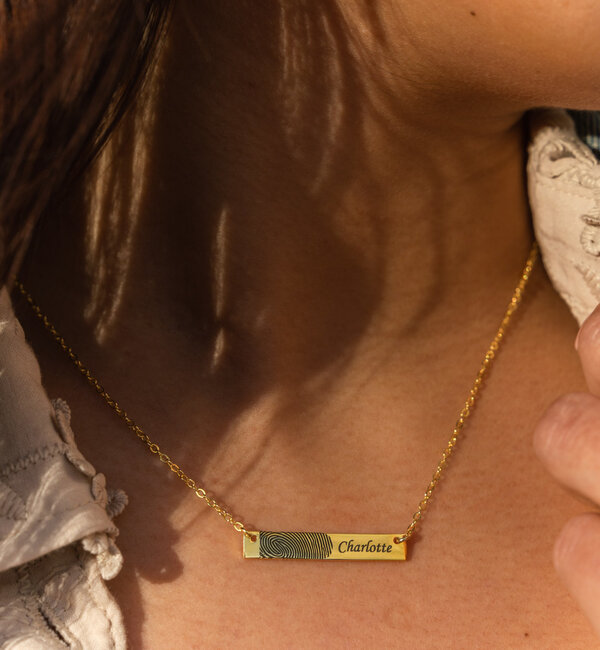 Gegraveerde sieraden Horizontal Bar Necklace with Name and Fingerprint