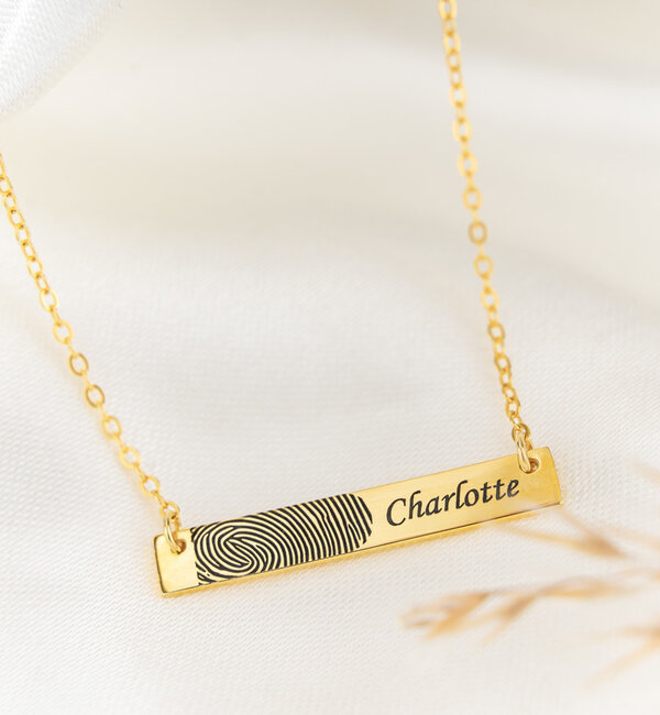 Gegraveerde sieraden Horizontal Bar Necklace with Name and Fingerprint