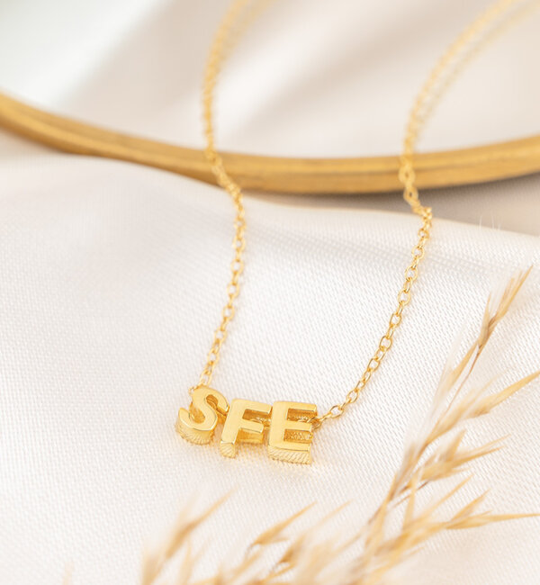 KAYA sieraden Letter necklace ‘Big Initial’ 3 letters