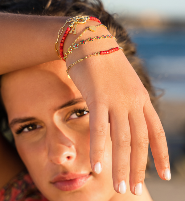 KAYA sieraden Red Coral Bracelet with Round Clasp 'Nova Perola' with Initial | Stainless Steel