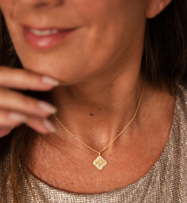 KAYA sieraden Pavé Clover Necklace with Letters | Zirconia Crystals
