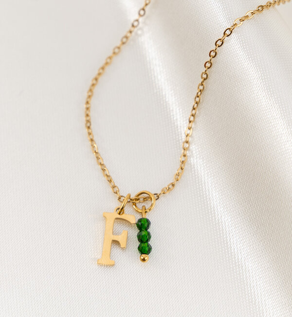 KAYA sieraden Necklace with Letter and Green Charm 'Urban Chic' | Stainless steel