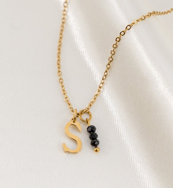 KAYA sieraden Necklace with Letter and Black Charm 'Urban Chic' | Stainless steel