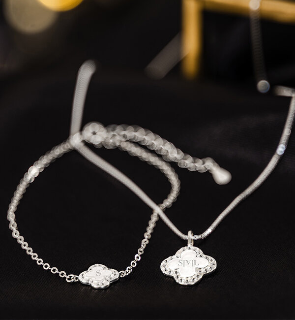 KAYA sieraden Christmas Necklace 'PavÃ© Clover' with Letters I Zirconia Crystals