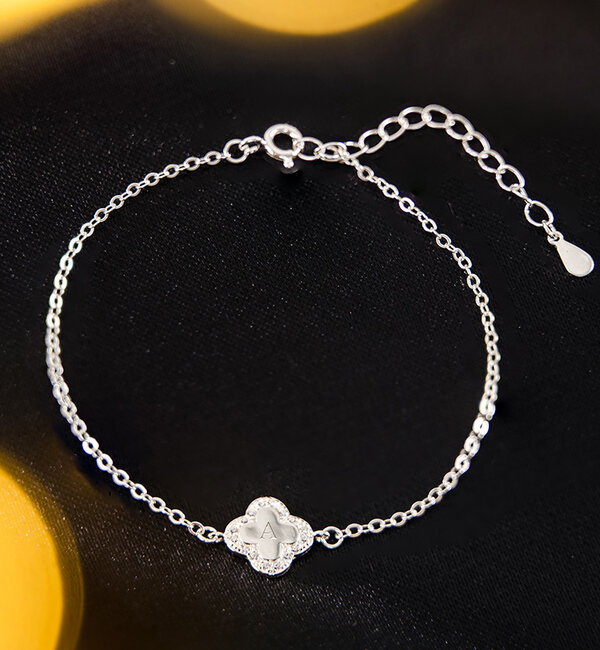 KAYA sieraden Kerst Armband 'Pavé Klaver' met Letter