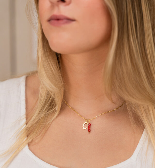 KAYA sieraden Necklace with Letter and Coral Charm 'Nova Pérola' | Stainless steel