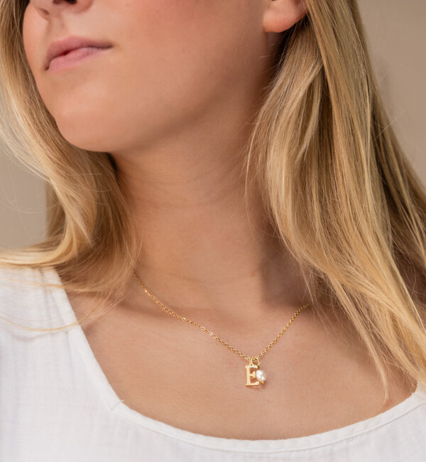 KAYA sieraden Necklace with Letter and Pearl 'Nova Pérola' | Stainless steel