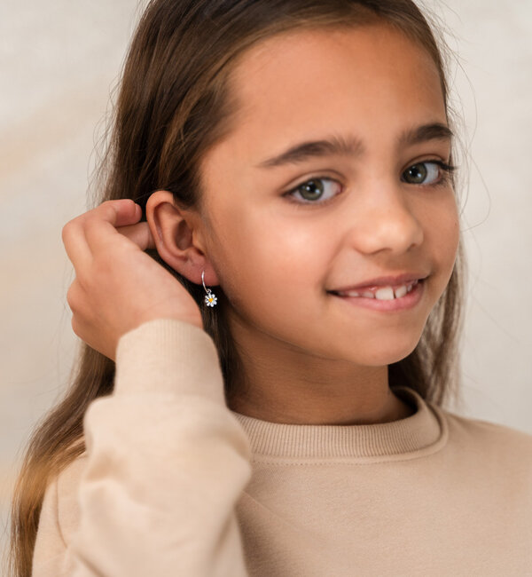 KAYA sieraden Silver children’s earrings ‘Daisies’ with Heart