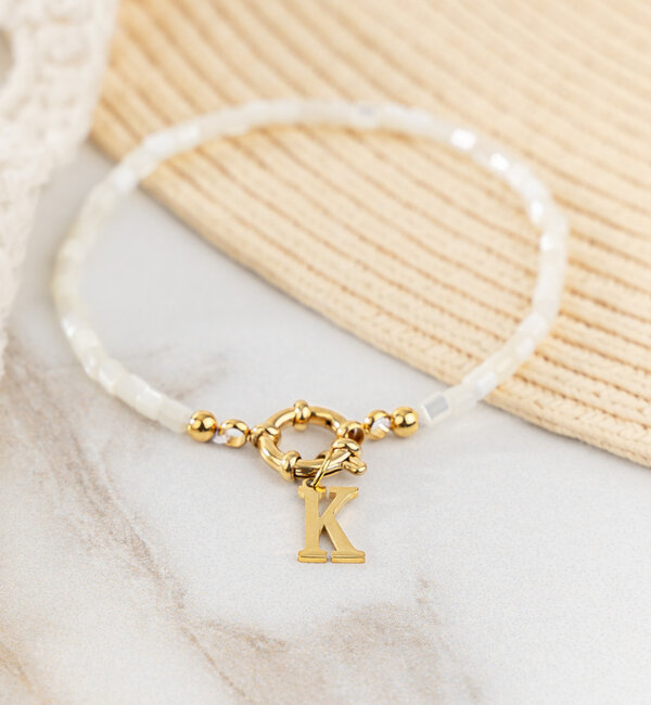 KAYA sieraden White shell bracelet with letter ‘Nova Perola’