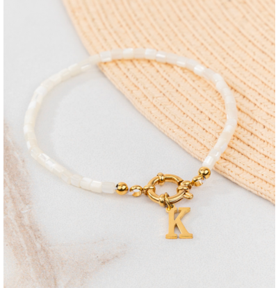 KAYA sieraden White shell bracelet with letter ‘Nova Perola’