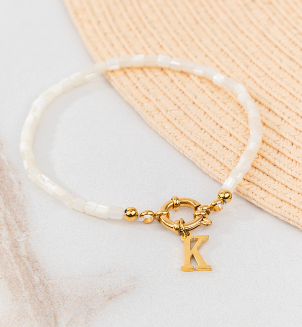 KAYA sieraden White shell bracelet with letter ‘Nova Perola’