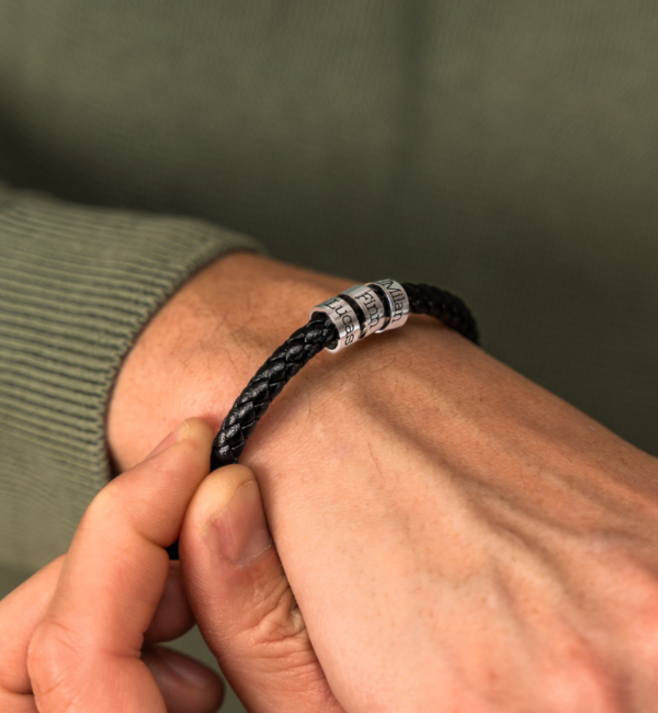 KAYA sieraden Leren Armband met Naambedels naar Keuze | Zwart