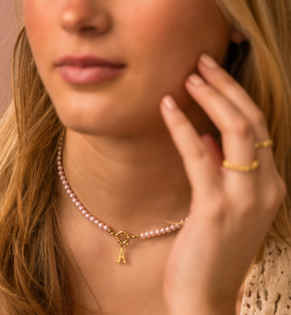 KAYA sieraden Pink Necklace Glass Beads with Letter 'Nova Pérola' | Stainless steel