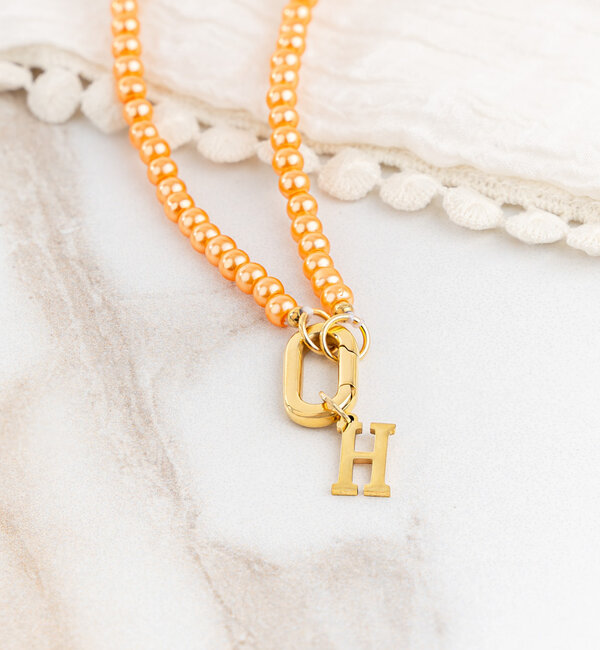 KAYA sieraden Oranje Glasparel Ketting met Letter 'Festival Pearl' | Stainless steel