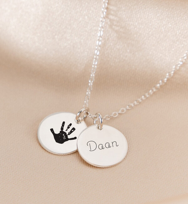 Gegraveerde sieraden Necklace with Handprint and Name Charm - Black