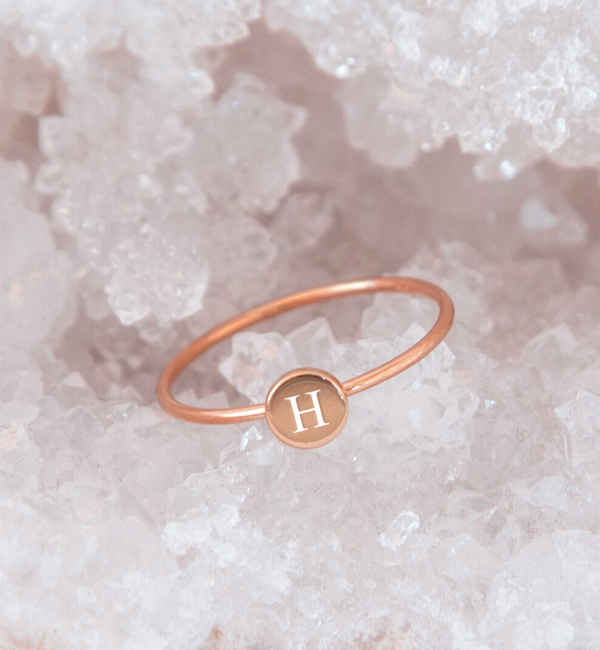 KAYA sieraden Ring 'Mini Disc' with Letter - Rose Gold Plated