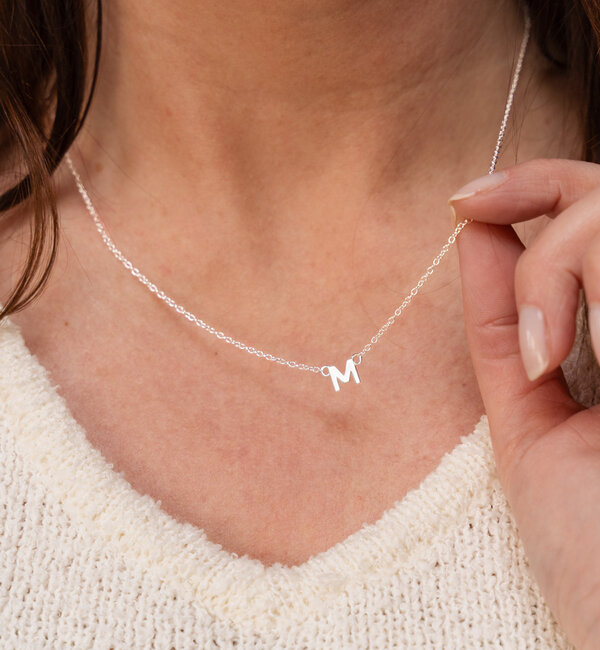 KAYA sieraden Letter Necklace 'Horizontal' | Compose Yourself