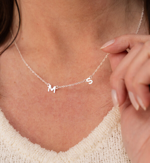 KAYA sieraden Letter Necklace 'Horizontal' | Compose Yourself