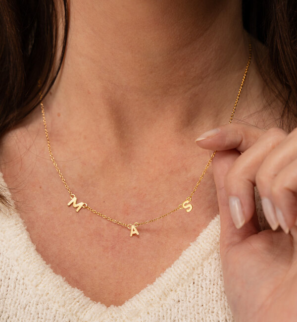 KAYA sieraden Letter Necklace 'Horizontal' | Compose Yourself