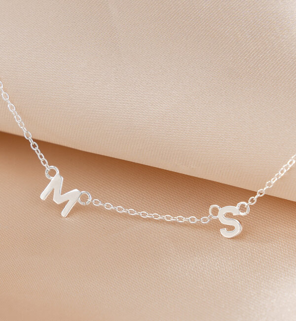KAYA sieraden Letter Necklace 'Horizontal' | Compose Yourself