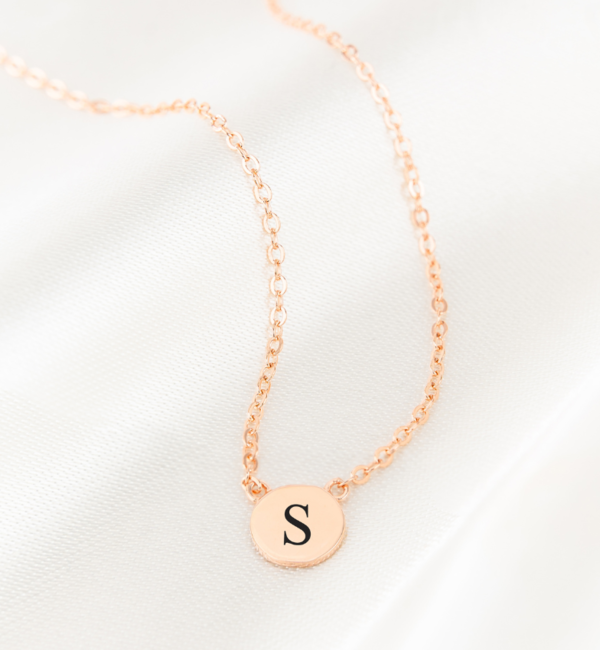 KAYA sieraden Letter necklace ‘Disc’ with initials