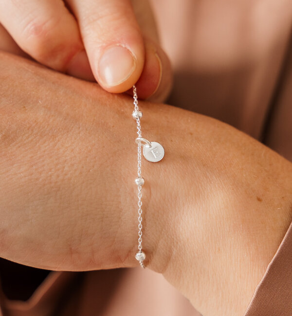 KAYA sieraden Refined Bracelet with Mini Letter Charm 'Bolletjes'