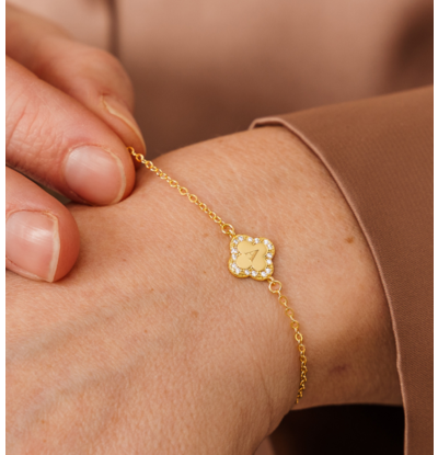 KAYA sieraden Pavé Clover Bracelet with Letter | Zirconia Crystals