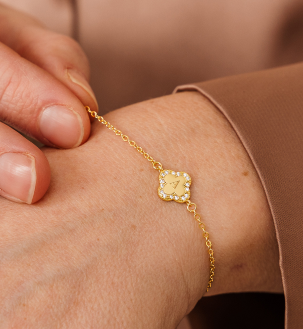 KAYA sieraden Pavé Clover Bracelet with Letter I Zirconia Crystals