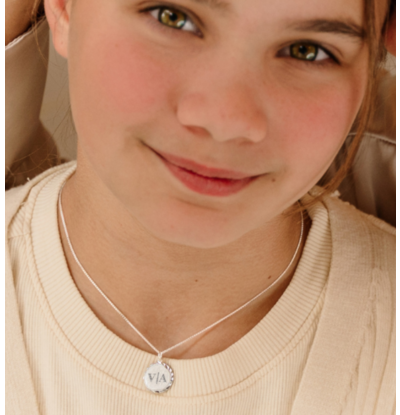 KAYA sieraden Kinderketting met Initialen  'Vintage Disc'