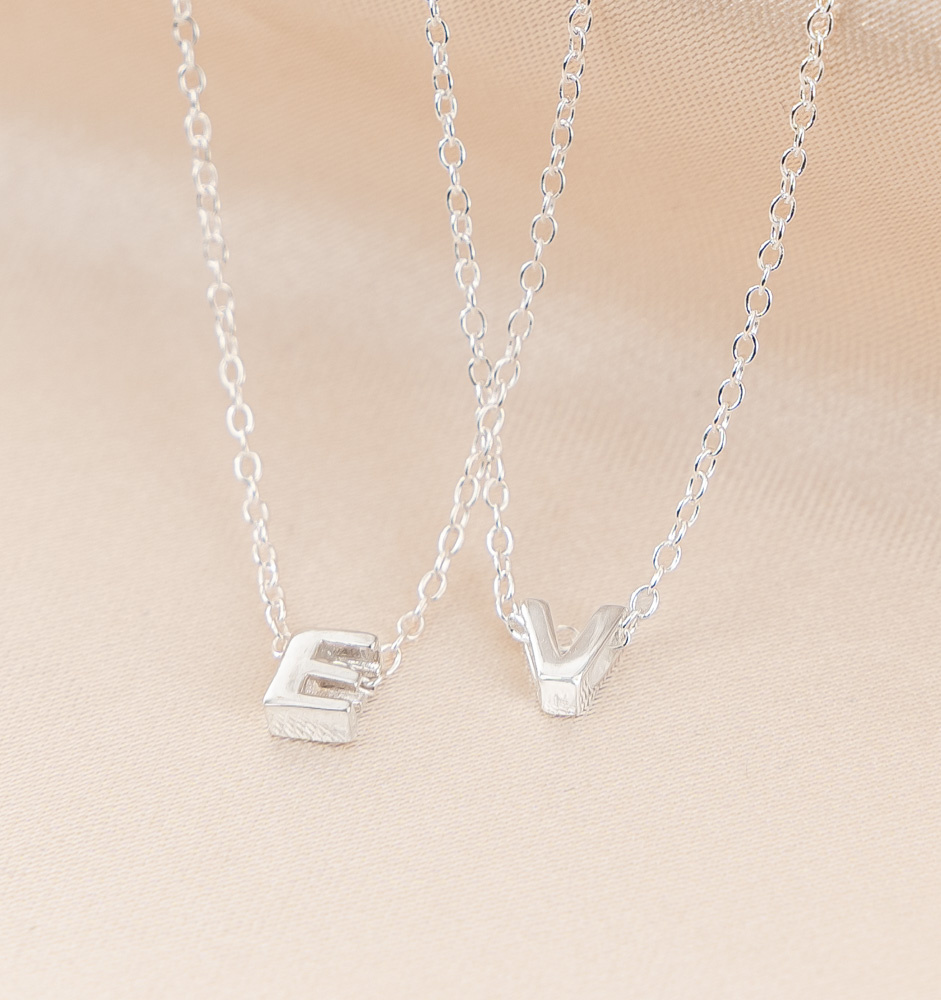 LOLIAS Kousvullers voor tienermeisjes - goud/verzilverde initiële kettingen voor vrouwen, 14K vergulde, gelaagde letterkettingen met kleine hartvormige hanger, roestvrij staal, gepersonaliseerde