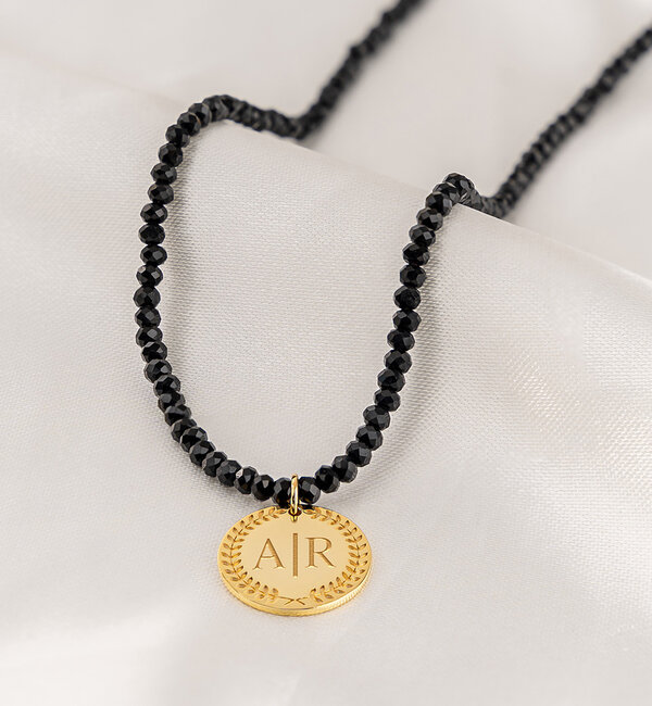 KAYA sieraden Beaded letter ketting Coin 'Black' | met gravure