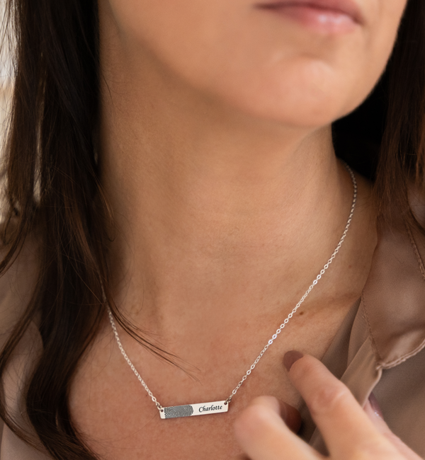 Gegraveerde sieraden Horizontal Bar Necklace with Name and Fingerprint