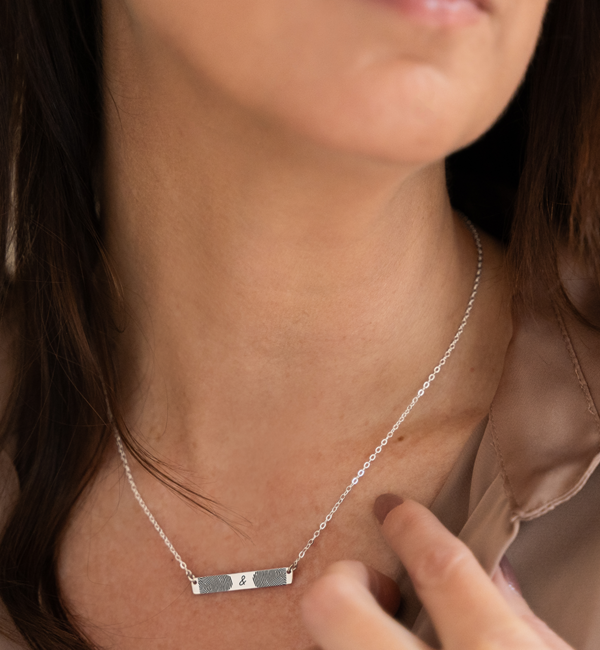 Gegraveerde sieraden Horizontal bar necklace with fingerprints